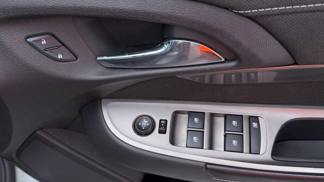 2016 Holden Commodore Evoke, Automatic, 160362 km, Drivers Side Door Panel Controls