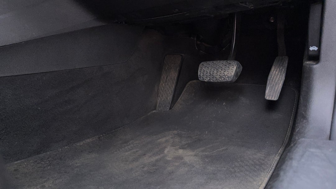 2016 Holden Commodore Evoke, Automatic, 160362 km, Pedals and Footmat