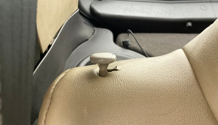 2013 Hyundai Santro Xing GLS, Petrol, Manual, 97,091 km, Second-row right seat - Folding lever not working