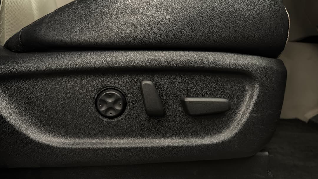 2018 Kia Carnival Platinum, Automatic, 83992 km, Drivers Side Adjustment Panel