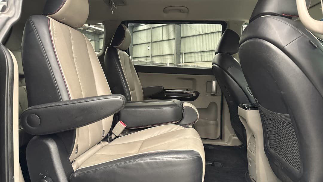 2018 Kia Carnival Platinum, Automatic, 83992 km, Right Side Rear Door Cabin View