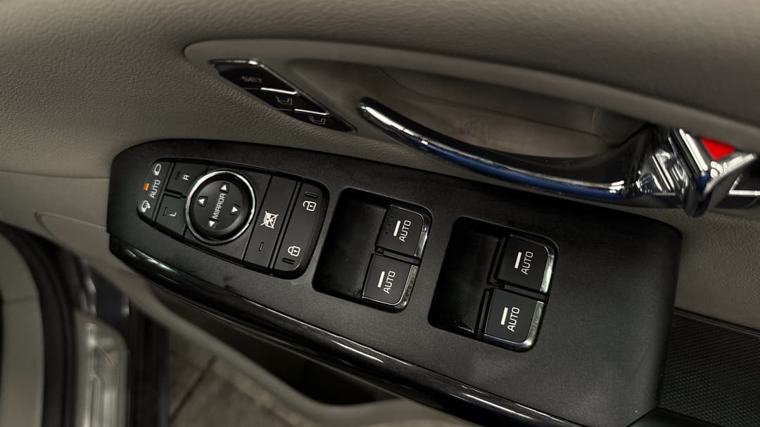 2018 Kia Carnival Platinum, Automatic, 83992 km, Drivers Side Door Panel Controls