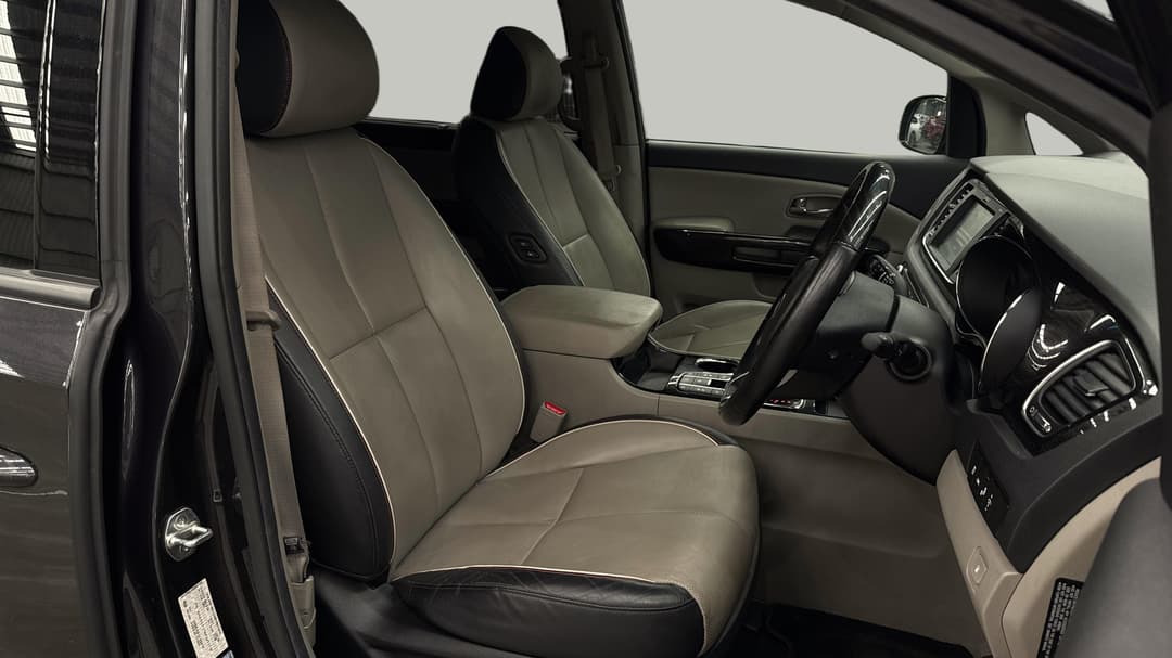 2018 Kia Carnival Platinum, Automatic, 83992 km, Right Side Front Door Cabin View