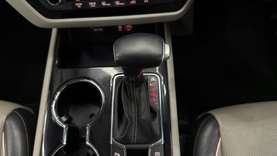 2018 Kia Carnival Platinum, Automatic, 83992 km, Gear Lever 