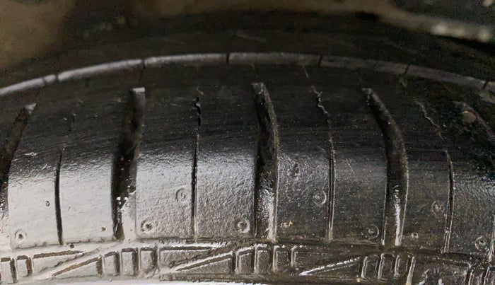 2010 Maruti A Star VXI, Petrol, Manual, 29,141 km, Left Rear Tyre Tread