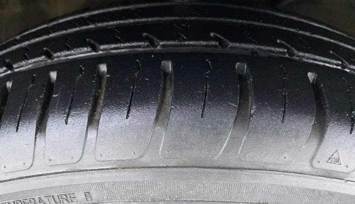 2018 Maruti Swift VXI D, Petrol, Manual, 16,304 km, Right Front Tyre Tread