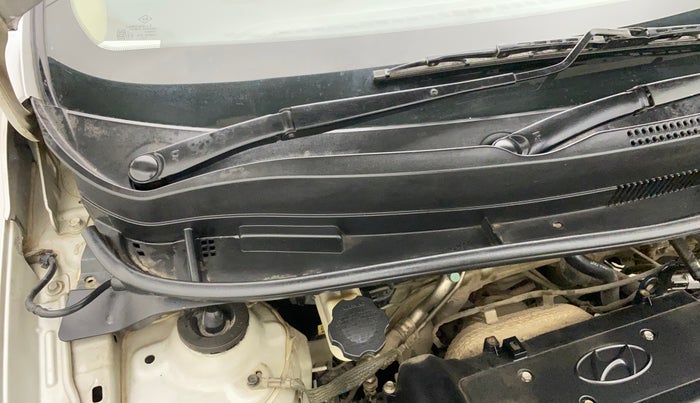 2015 Hyundai Verna FLUIDIC 4S 1.6 VTVT S, Petrol, Manual, 72,498 km, Bonnet (hood) - Cowl vent panel has minor damage