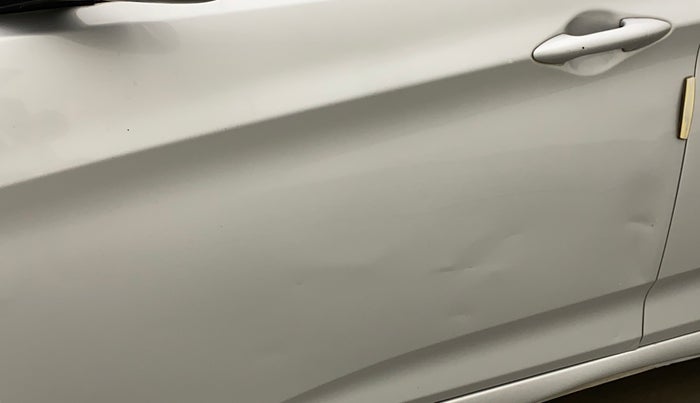 2015 Hyundai Verna FLUIDIC 4S 1.6 VTVT S, Petrol, Manual, 72,498 km, Front passenger door - Minor scratches