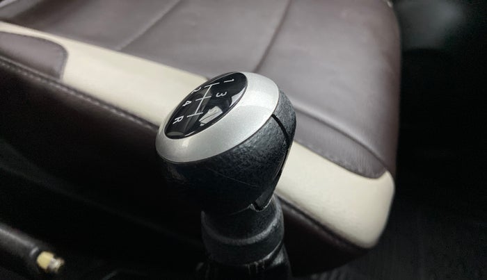 2015 Maruti Wagon R 1.0 VXI, Petrol, Manual, 66,445 km, Gear lever - Knob has minor damage