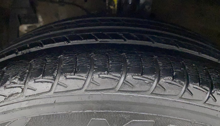 2017 Maruti Ertiga VDI SHVS, Diesel, Manual, 84,414 km, Left Front Tyre Tread