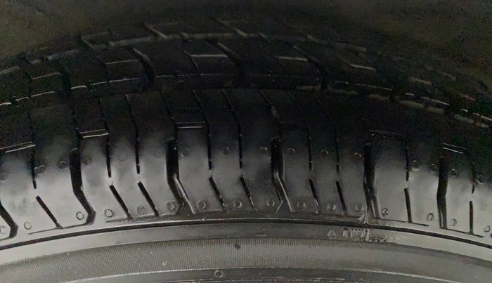 2014 Hyundai i10 SPORTZ 1.1, Petrol, Manual, 27,677 km, Left Front Tyre Tread