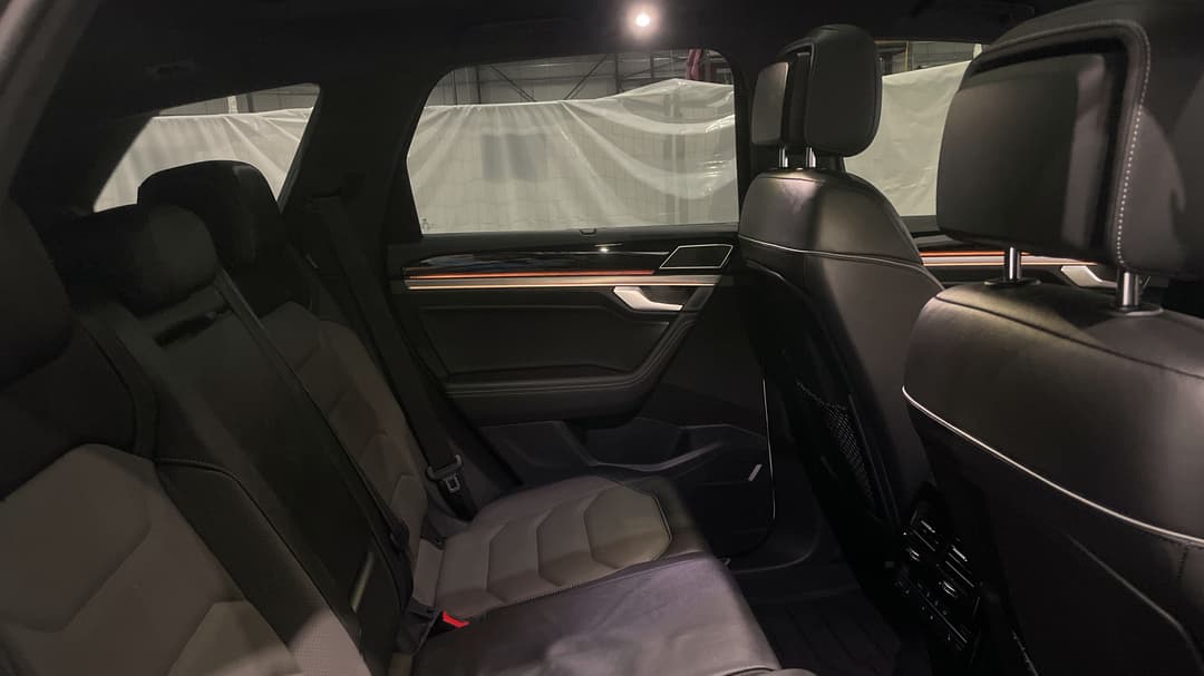 2022 Volkswagen Touareg 210tdi R-line, Automatic, 32175 km, Right Side Rear Door Cabin View