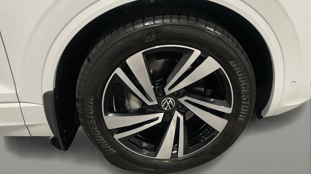 2022 Volkswagen Touareg 210tdi R-line, Automatic, 32175 km, Right Front Wheel