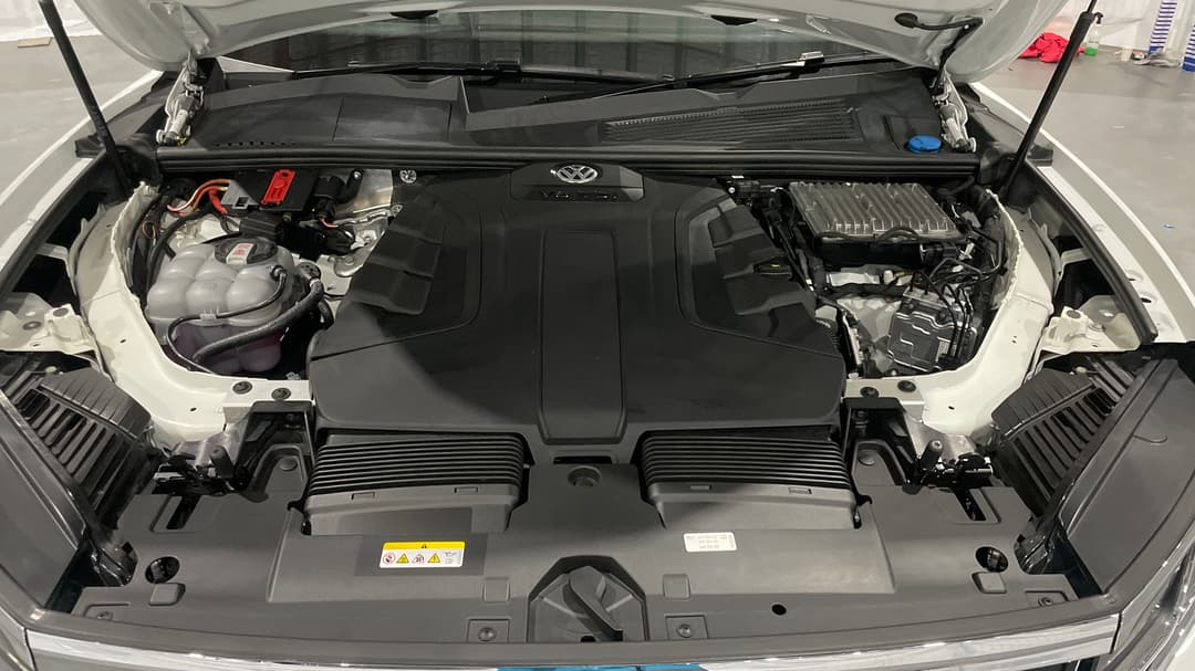 2022 Volkswagen Touareg 210tdi R-line, Automatic, 32175 km, Open Bonnet (Engine)