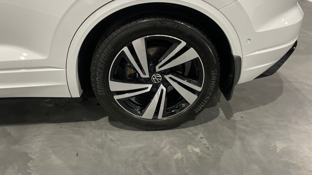 2022 Volkswagen Touareg 210tdi R-line, Automatic, 32175 km, Left Rear Wheel