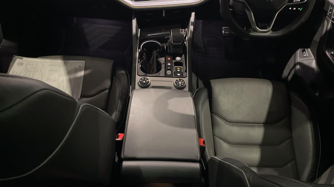 2022 Volkswagen Touareg 210tdi R-line, Automatic, 32175 km, Center Console