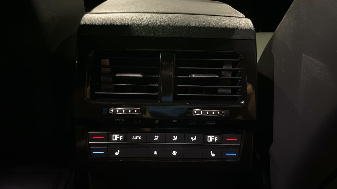 2022 Volkswagen Touareg 210tdi R-line, Automatic, 32175 km, Rear A/C Vent