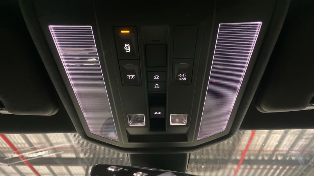 2022 Volkswagen Touareg 210tdi R-line, Automatic, 32175 km, On-Roof Controls/Sunglass holder