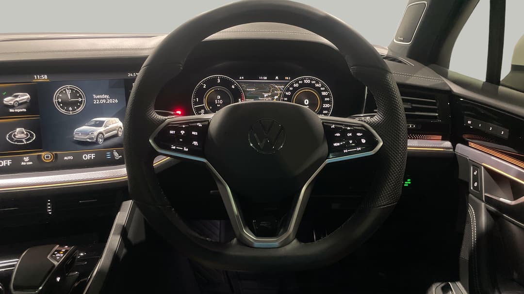 2022 Volkswagen Touareg 210tdi R-line, Automatic, 32175 km, Steering Wheel Close-up
