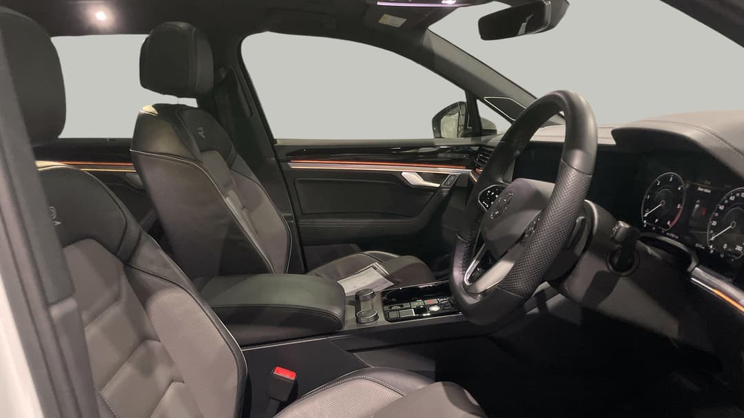 2022 Volkswagen Touareg 210tdi R-line, Automatic, 32175 km, Right Side Front Door Cabin View