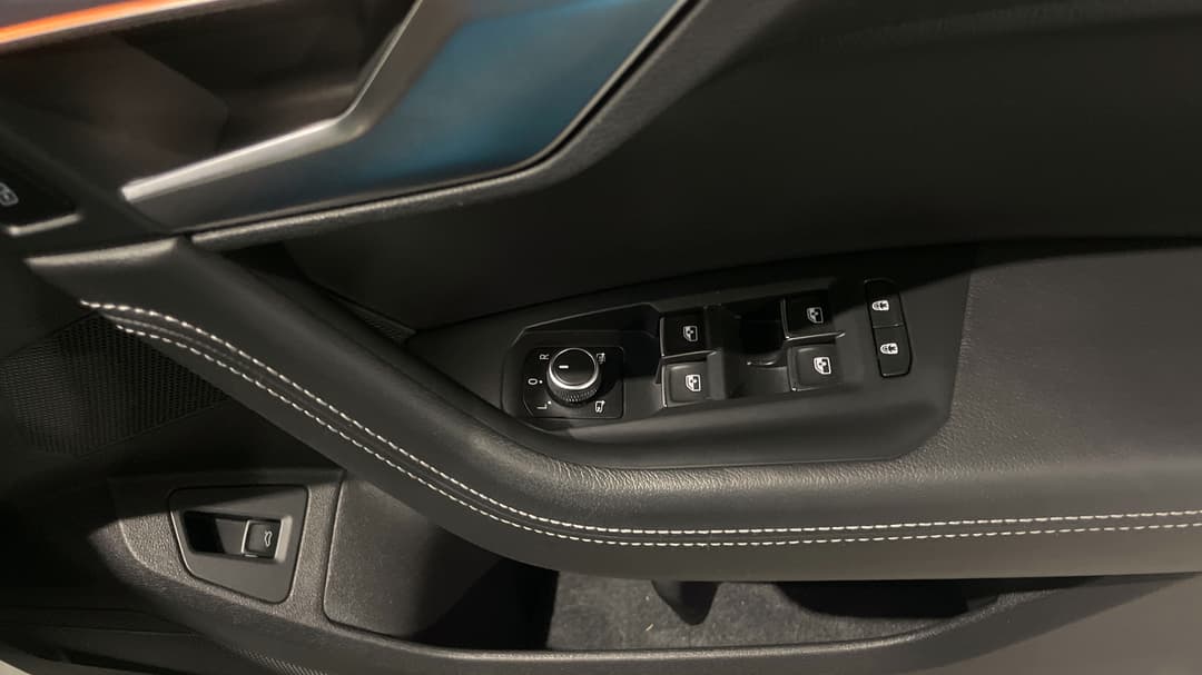 2022 Volkswagen Touareg 210tdi R-line, Automatic, 32175 km, Drivers Side Door Panel Controls