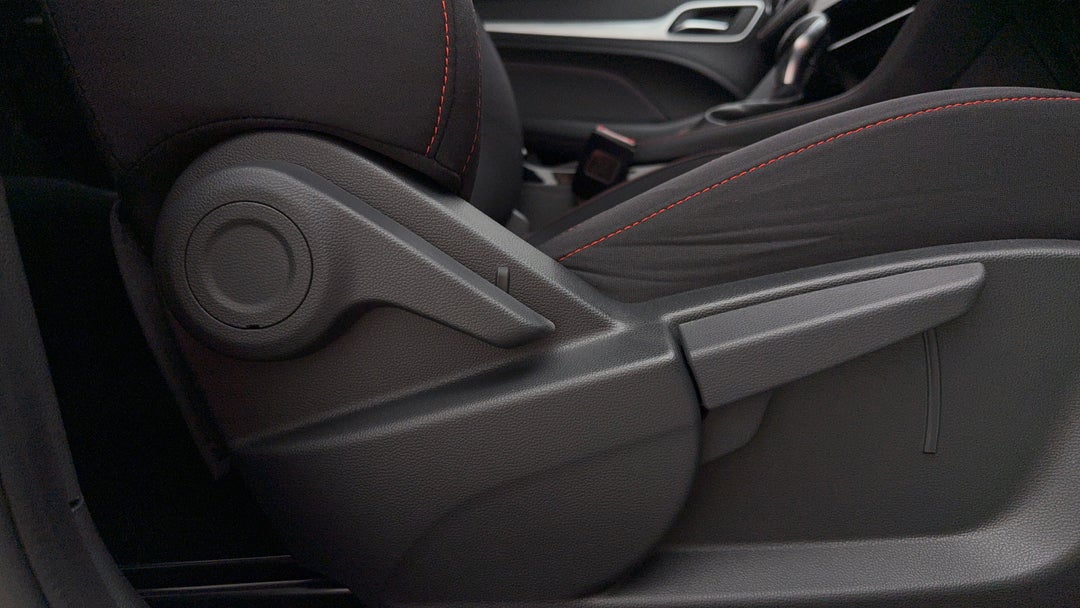 2024 MG Zst Core, Automatic, 22501 km, Drivers Side Adjustment Panel