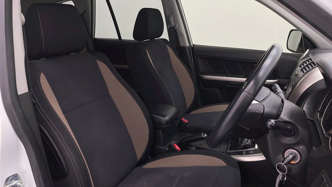 2014 Suzuki Grand Vitara Navigator (4x2), Manual, 53710 km, Right Side Front Door Cabin View