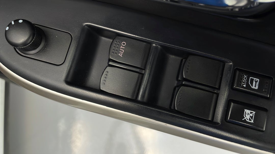 2014 Suzuki Grand Vitara Navigator (4x2), Manual, 53710 km, Drivers Side Door Panel Controls