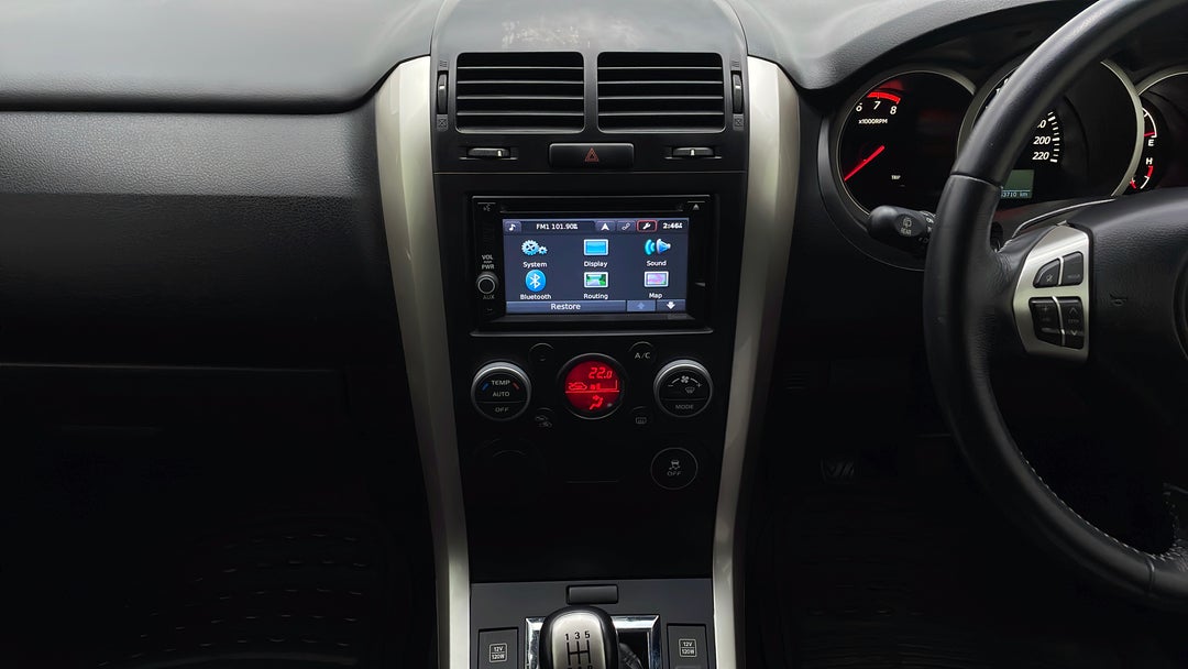 2014 Suzuki Grand Vitara Navigator (4x2), Manual, 53710 km, Center Console