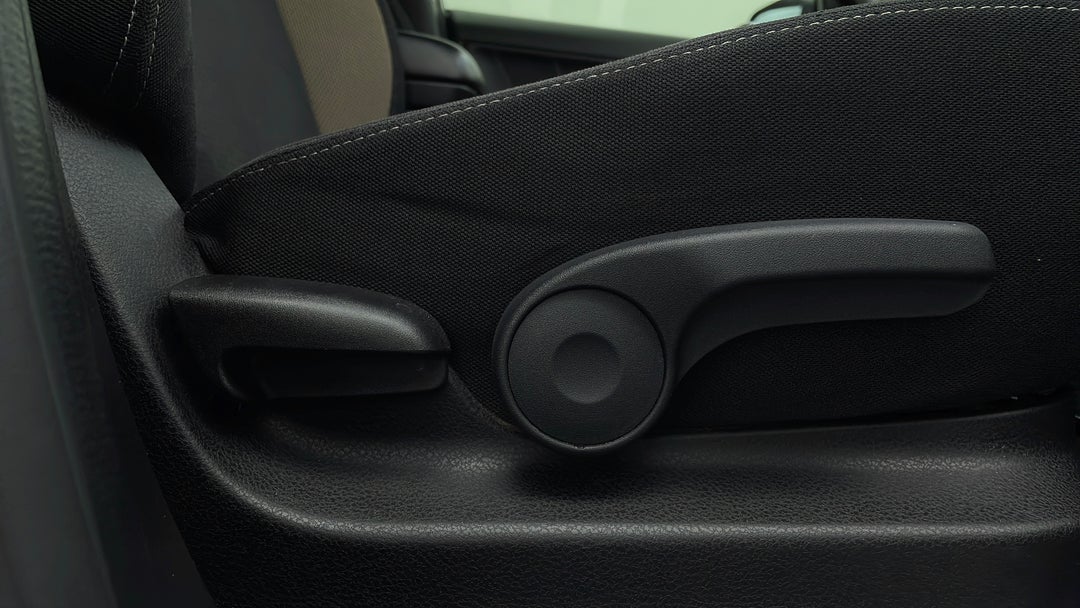 2014 Suzuki Grand Vitara Navigator (4x2), Manual, 53710 km, Drivers Side Adjustment Panel