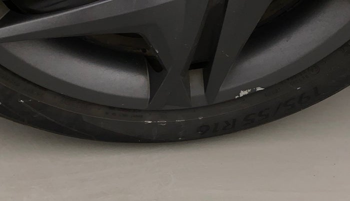 2021 Hyundai NEW I20 SPORTZ 1.2 MT, Petrol, Manual, 36,250 km, Left front tyre - Minor crack