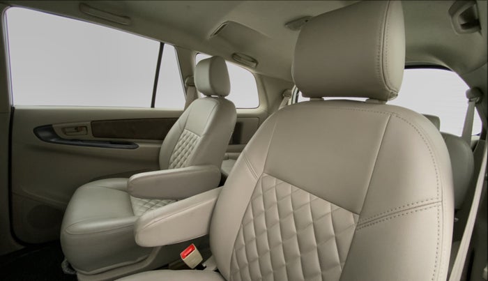 2013 Toyota Innova 2.5 GX 7 STR BS IV, Diesel, Manual, 64,869 km, Right Side Rear Door Cabin