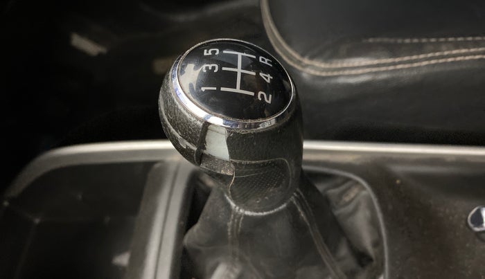 2018 Maruti Baleno DELTA DIESEL 1.3, Diesel, Manual, 91,429 km, Gear lever - Knob cover torn