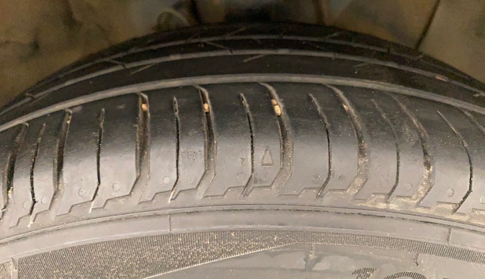 2015 Hyundai Elite i20 ASTA 1.2, Petrol, Manual, 1,02,238 km, Right Front Tyre Tread