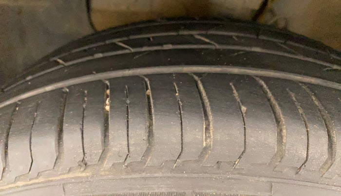 2015 Hyundai Elite i20 ASTA 1.2, Petrol, Manual, 1,02,238 km, Left Front Tyre Tread