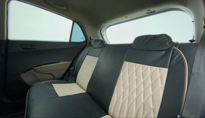 2016 Hyundai Grand i10 MAGNA 1.1 CRDI, Diesel, Manual, 1,35,645 km, Right Side Door Cabin View