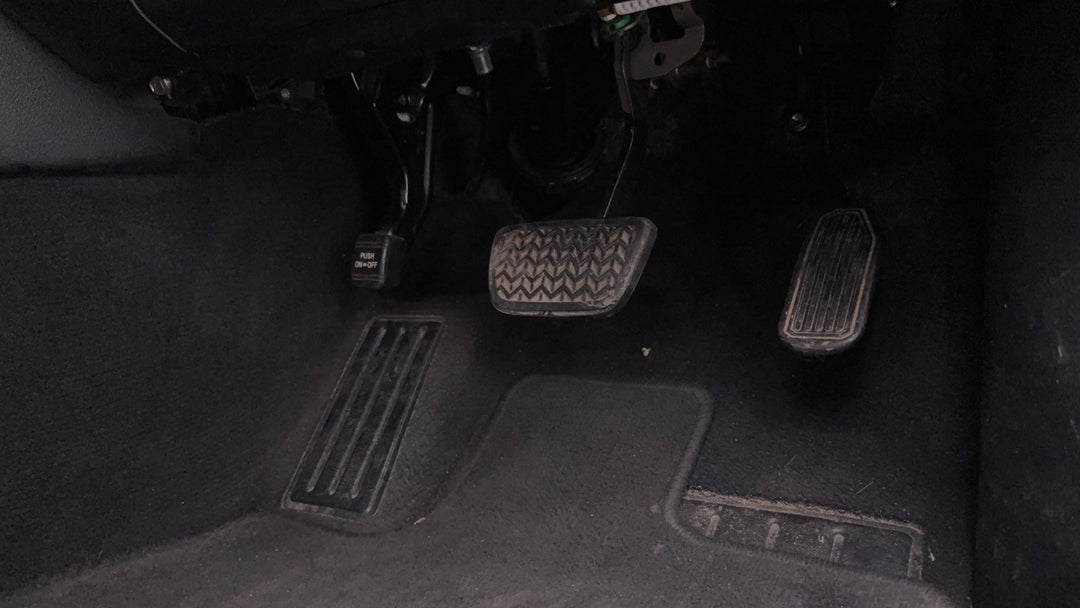 2014 Toyota Camry Rz S.e., Automatic, 162214 km, Pedals and Footmat