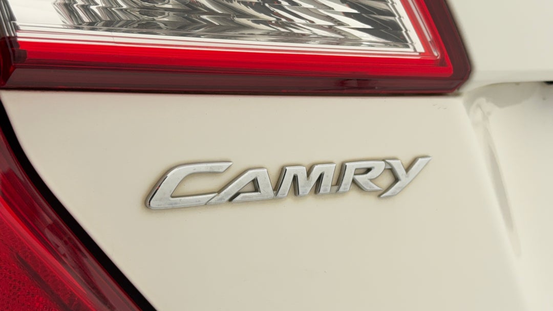 2014 Toyota Camry Rz S.e., Automatic, 162214 km, Badge (Boot Left Side)