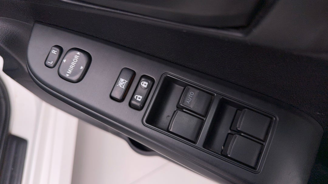 2014 Toyota Camry Rz S.e., Automatic, 162214 km, Drivers Side Door Panel Controls