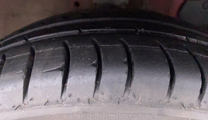 2018 Hyundai Eon SPORTZ, Petrol, Manual, 87,043 km, Right Front Tyre Tread