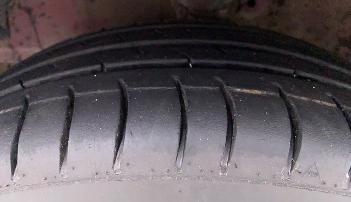 2018 Hyundai Eon SPORTZ, Petrol, Manual, 87,043 km, Left Front Tyre Tread