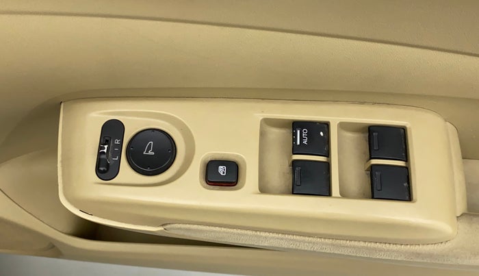 2012 Honda City 1.5L I-VTEC S MT, Petrol, Manual, 1,17,766 km, Right rear-view mirror - ORVM switch has minor damage