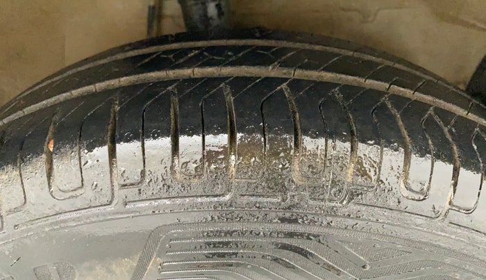 2010 Maruti Ritz LXI, Petrol, Manual, 50,387 km, Right Front Tyre Tread