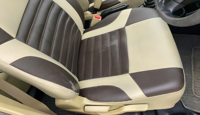 2014 Honda Brio VX MT, Petrol, Manual, 55,425 km, Driver seat - Cover slightly torn