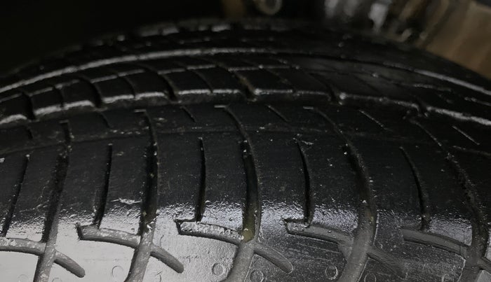2016 Volkswagen Ameo HIGHLINE 1.2, Petrol, Manual, 26,324 km, Left Front Tyre Tread
