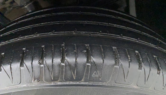 2016 Maruti Vitara Brezza ZDI, Diesel, Manual, 89,093 km, Left Front Tyre Tread