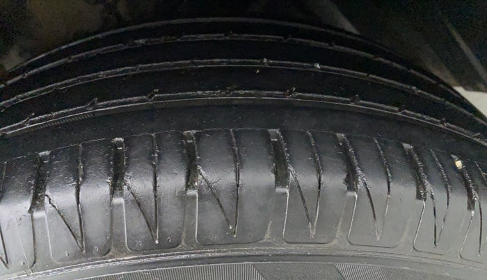 2016 Maruti Vitara Brezza ZDI, Diesel, Manual, 89,093 km, Left Rear Tyre Tread