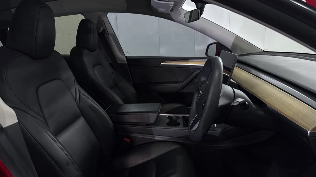 2022 Tesla Model Y Rear-wheel Drive, Automatic, 31139 km, Right Side Front Door Cabin View