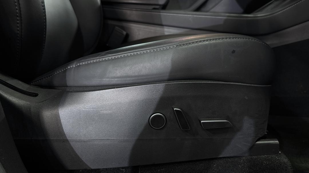 2022 Tesla Model Y Rear-wheel Drive, Automatic, 31139 km, Drivers Side Adjustment Panel