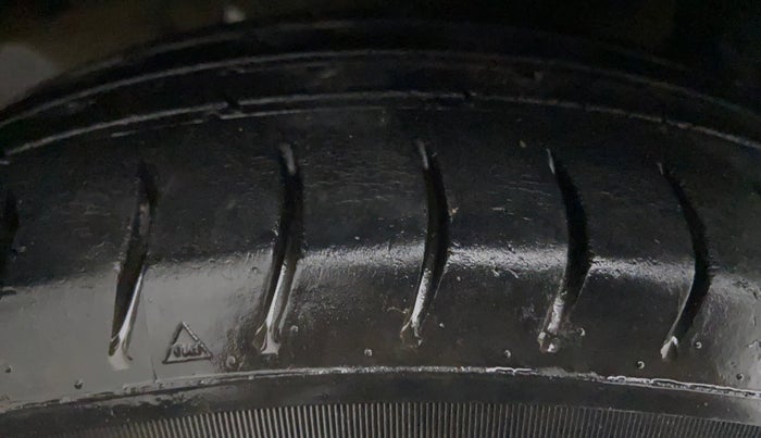 2015 Hyundai Eon ERA PLUS, Petrol, Manual, 82,273 km, Right Rear Tyre Tread
